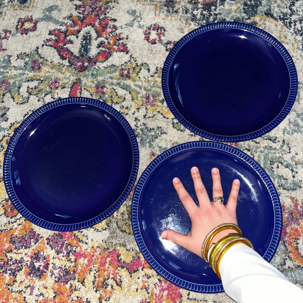 Set of 3 blue dishes. Would like to keep set together.
